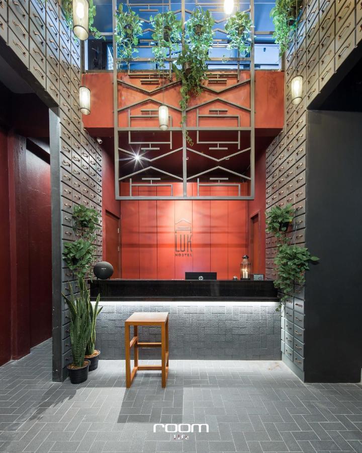 Luk Hostel Bangkok Bagian luar foto